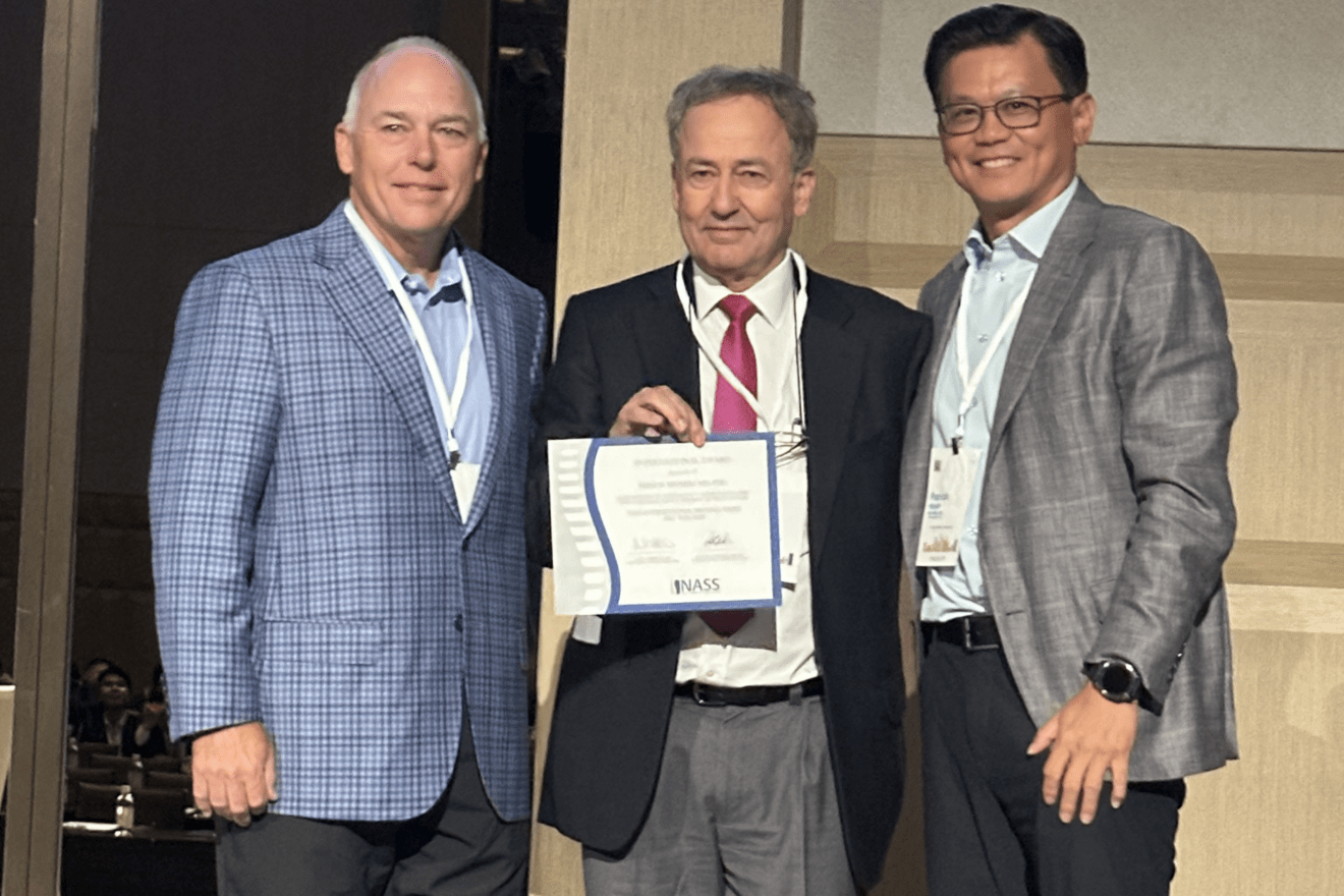 EL DR. HANI MHAIDLI, EXPRESIDENTE DEL GEER, GALARDONADO CON EL PRESTIGIOSO PREMIO NASS 2025