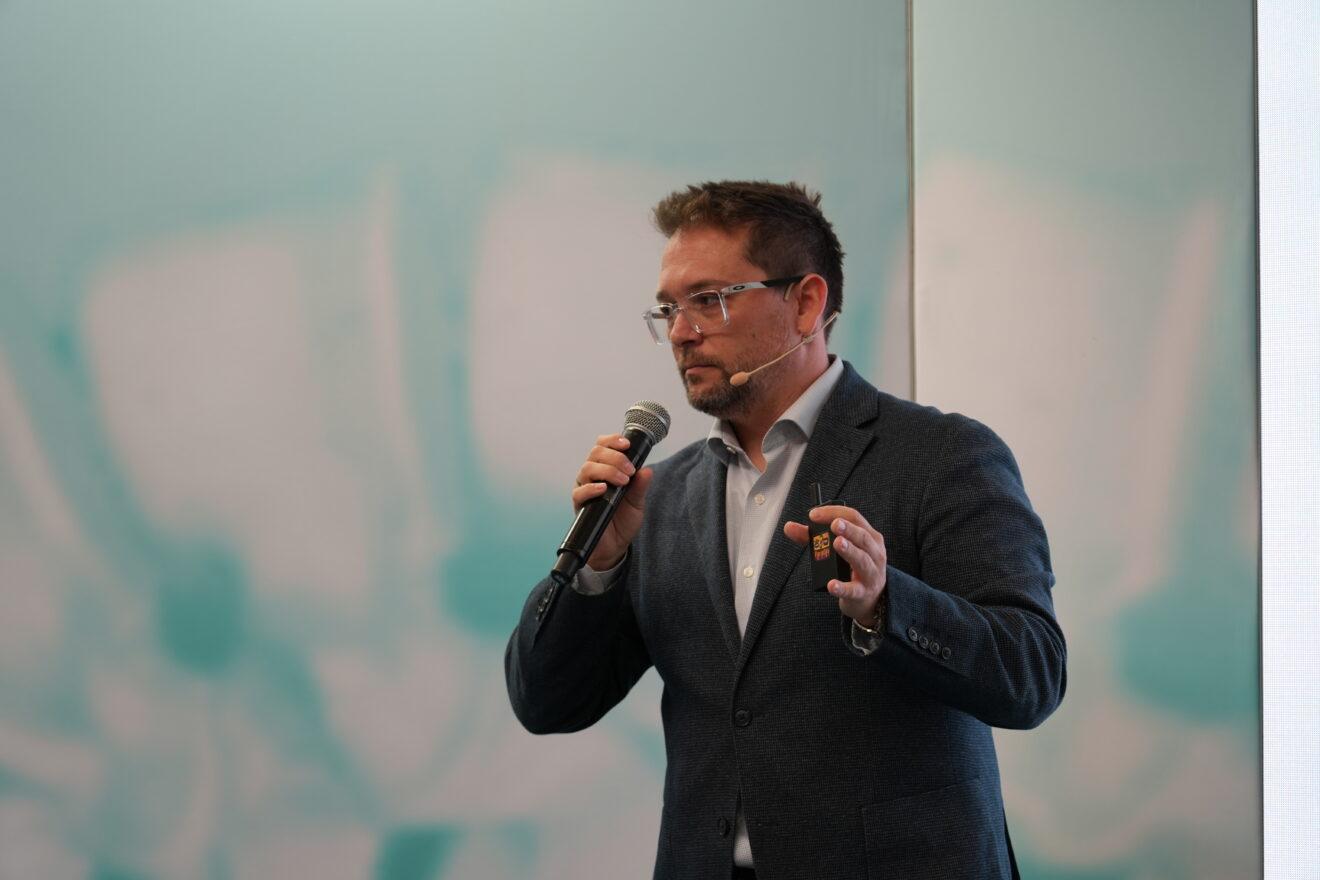 EL DR. GONZÁLEZ MURILLO ABRE EL «CAFÉ CON EL EXPERTO»: ＂EL RETO ES OPTIMIZAR LA FORMACIÓN, NO SOLO ACUMULAR PROCEDIMIENTOS＂
